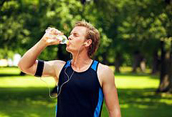 бегун пьёт воду из бутылки