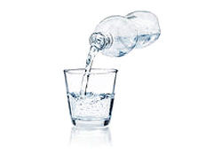 вода льётся из бутылки в стакан