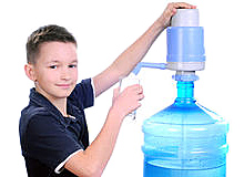 мальчик наливает воду из бутылки 19л через помпу