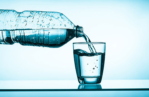 налив воды из бутылки в стакан